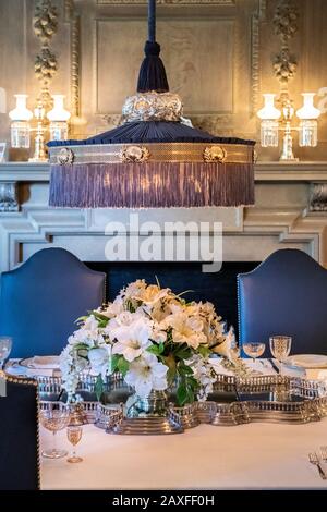 Lustre sur la table à manger dans un manoir historique Banque D'Images