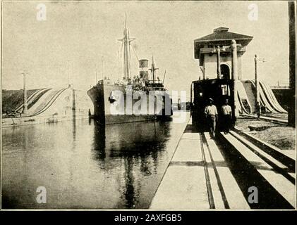 Alaska et le canal de Panama . STEAMSHIP ANCON PASSANT THROTTTH GATUN LOCKS, JUIN II, I914.LE PREMIER GRAND SLLLL À TRAVERSER. Y PANAMA CANAL ZONE ET RÉPUBLIQUE 151. Le STEAMSHIP SANTA CLARA ENTRANT dans MIRAELORES VERROUILLE LE SOUS-REMORQUAGE DE LOCOMOTIVES ÉLECTRIQUES, JUIN I 9, I 914. Porte est 1,483,700 livres, et il coûte un peu plus de quatre livres de centsa. Il y a quarante-six portes de verrouillage dans le canal, en acier, rivetées sur des châssis en acier de construction. Le poids total est de 118 488 100 livres. Les navires sont levés ou abaissés dans les écluses à une vitesse de trois pieds par minute. Les vannes et les vannes sont actionnées par Banque D'Images