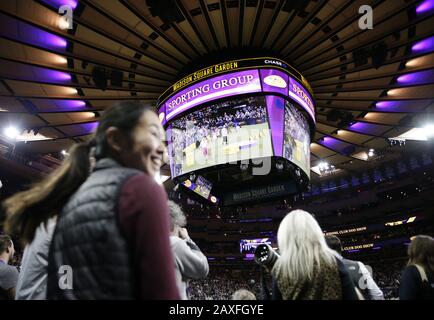 New York, États-Unis. 11 février 2020. Les gens réagissent alors que les chiens rivalisent au 144ème spectacle annuel de chiens du Westminster Kennel Club à Madison Square Garden à New York le mardi 11 février 2020. Le premier spectacle de Westminster a eu lieu le 8 mai 1877, ce qui en fait le deuxième événement sportif de longue date aux États-Unis, derrière le Kentucky Derby, qui a eu lieu pour la première fois en 1875. Photo de John Angelillo/UPI crédit: UPI/Alay Live News Banque D'Images