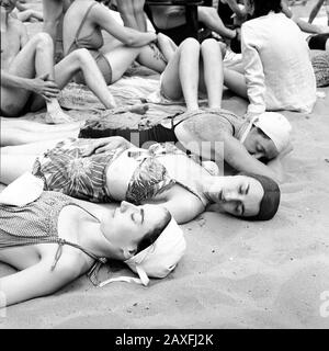 1943 , juillet , Glen Echo , Maryland , États-Unis : bains de soleil sur la plage de sable à la piscine dans le parc d'attractions Glen Echo . Photo par femme photographe Esther Bubley - ETATS-UNIS - FOTO STORICHE - HISTOIRE - GEOGRAFIA - GÉOGRAPHIE - ANNI QUARANTA - 1940 - 40's - '40 - STOCK - DONNA - DONNE EN COSTUME DA BAGNO - MAILLOT de BAIN - sabbia - sable - spiaggia - plage - mare - Mer - VACANCES - VACANCES - beautés de couchage beauté - bellezza - bellezze al bagno - cuffia di plastica - SONNO - SOGNO - RÊVE - DONNE addormentate - femmes - donna - femme - BAGNANTI - due pezzi - bikini - seni - Banque D'Images