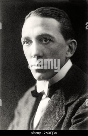 1910 CA , Londres , Grande-Bretagne : Sir Gerald Hubert Edward Busson du Maurier ( 1873 – 1934 ) était un acteur et Manager anglais . Il était le fils de l'écrivain et peintre illustrateur George Palmezza Busson du Maurier ( 1834 - 1896 ), frère de Sylvia Llewelyn Davies, et père des écrivains Angela du Maurier et Dame Daphne du Maurier ( 1907 - 1989 ) . Il était aussi un ami de Henry James. - attore teatrale - TEATRO - THÉÂTRE - BELLE EPOQUE - col - coletto - noeud papillon - paillon - cravatta - fufoliera aereoplano © Archivio GBB / Banque D'Images