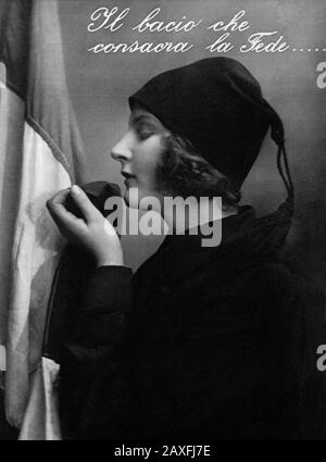 1925 CA , ITALIE : jeune fille italienne fasciste embrassant le DRAPEAU ITALIEN avec le chapeau fasciste FEZ . Carte postale ancienne ( il BACIO CHE CONSACRA LA FEDE : le baiser qui consacre la foi ) - PROPAGANDE - FASSISMO - FASSISTA - FASCISME - ANNI VENTI - AUTARCHIA - AUTARCHICO - BANDIERA TRICOLORE ITALIANA - ITALIA - 20's - '20 - portrait - ritratto - ragazza - donna - profilo - profil - cappello - BLACK SHIRT - CAMICANIA NERA - FOTO STORICHE - HISTOIRE - HISTOIRE - HISTOIRE - HISTOIRE - cficamichichichichico PHOTOS - STOCK - ITALIE - ITALIE - XX SIÈCLE - NOVECENTO © ARCHIVIO GBB / Banque D'Images