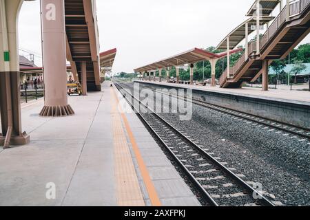 Tactile jaune côté gare de pavage pour les aveugles Banque D'Images