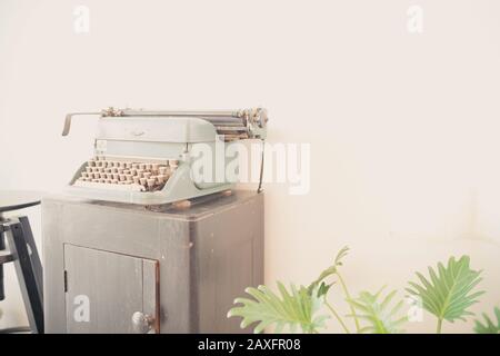 Machine à écrire vintage sur une armoire en bois Banque D'Images