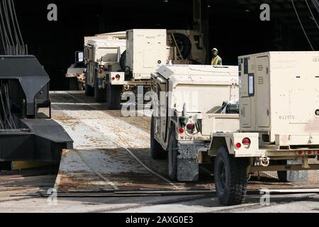 Les soldats de la 2ème équipe de combat de la Brigade blindée, 3ème division d'infanterie, conduisent Des Véhicules à roues polyvalentes à haute mobilité sur le transporteur américain Roll-On Roll-Off (Ro-Ro) Green Bay, sur leur chemin vers LE DEFENDER-Europe 20, à Savannah, Géorgie, le 10 février 2020. L'exercice DEFENDER-Europe 20 est le déploiement d'une force crédible de combat de taille de division des États-Unis à l'Europe, le dessin de l'armée Prépositionnée stock, et le mouvement du personnel et de l'équipement à travers le théâtre vers divers domaines d'entraînement. (ÉTATS-UNIS Photo De L'Armée Par Pfc. Daniel J. Alkana, 22ème Détachement Des Affaires Publiques Mobiles) Banque D'Images