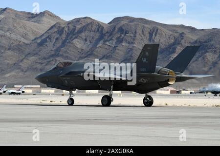 Un F-35 A Lightning II affecté aux taxis du 421ème Escadron de chasse pendant le drapeau rouge 20-1 à la base aérienne Nellis, Nev., 5 février 2020. (ÉTATS-UNIS Photo de la Force aérienne par R. Nial Bradshaw) Banque D'Images