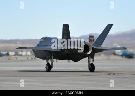 Un F-35 A Lightning II affecté aux taxis du 421ème Escadron de chasse pendant le drapeau rouge 20-1 à la base aérienne Nellis, Nev., 5 février 2020. (ÉTATS-UNIS Photo de la Force aérienne par R. Nial Bradshaw) Banque D'Images