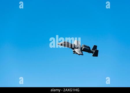 Un A-10 C Thunderbolt II vole pendant la formation le 8 février 2020 à la base de la Force aérienne de Moody, en Géorgie. Pendant le week-end de l'unité de formation, les membres du 476ème groupe Fighter se sont réunis pour exécuter la génération de 18 sorties d'avions A-10 pour soutenir le 76ème Escadron de chasse. Le 476ème FG est une unité associée De La Réserve de la Force aérienne liée au 23 d Fighter Group et intègre ses opérations aux 74ème et 75ème escadrons de chasse de la 23ème Escadre et au 23 d Maintenance Group. Pendant la seconde Guerre mondiale, le 76ème FS était l'un des trois escadrons originaux du tigre volant du 23 fg. (ÉTATS-UNIS Photo de la Force aérienne b Banque D'Images