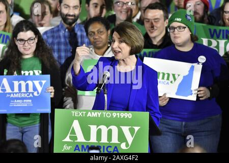 Concord, États-Unis. 11 février 2020. Amy Klobuchar, candidat démocrate à la présidence pour 2020 et le Minnesota Sen., s'adresse aux partisans lors d'un événement de nuit primaire présidentiel du New Hampshire 2020 au Grappone Center de Concord, New Hampshire, le mardi 11 février 2020. Klobuchar semblait être sur le chemin d'une troisième place dans la première dans le primaire présidentiel de la nation. Photo de Joshua Reynolds/UPI crédit: UPI/Alay Live News Banque D'Images