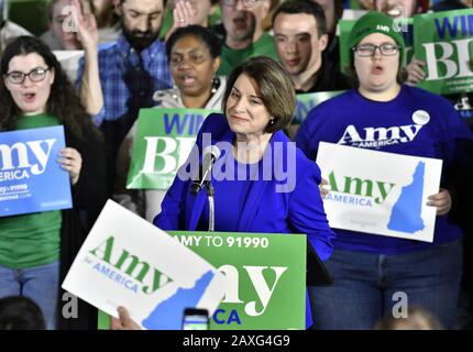 Concord, États-Unis. 11 février 2020. Amy Klobuchar, candidate à la présidence démocrate pour 2020 et Minnesota Sen. accueille la foule lors d'un événement de nuit primaire présidentiel du New Hampshire 2020 au Grappone Center de Concord, New Hampshire, le mardi 11 février 2020. Klobuchar semblait être sur le chemin d'une troisième place dans la première dans le primaire présidentiel de la nation. Photo de Joshua Reynolds/UPI crédit: UPI/Alay Live News Banque D'Images