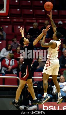 Muncie, Indiana, États-Unis. 11 février 2020. La garde des cardinaux de l'État du ballon ISMAEL EL-AMIN (5) tire sur le défenseur des Huskies du nord de l'Illinois TRENDON HANKERSON (1) au cours de la seconde moitié à Worthen Arena à Muncie. Crédit: Richard Sitler/Zuma Wire/Alay Live News Banque D'Images