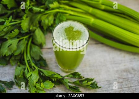 Jus de céleri, Boisson saine, bouquet de céleri sur fond de bois Banque D'Images