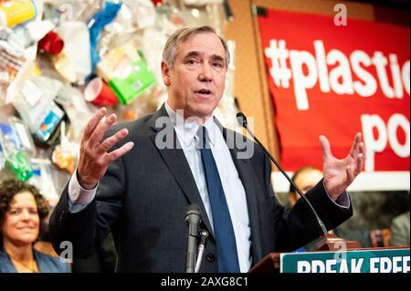 Washington, États-Unis. 11 février 2020. Le sénateur américain Jeff Merkley (D-OR) discute de l'introduction de la Break Free From Plastic pollution Act de 2020 à Washington, DC. Crédit: Sopa Images Limited/Alay Live News Banque D'Images