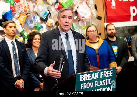 Washington, États-Unis. 11 février 2020. Le sénateur américain Jeff Merkley (D-OR) discute de l'introduction de la Break Free From Plastic pollution Act de 2020 à Washington, DC. Crédit: Sopa Images Limited/Alay Live News Banque D'Images
