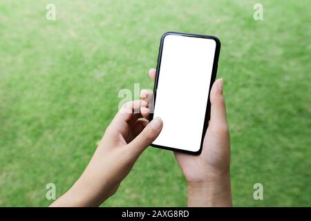 gros plan pour femme à l'aide d'un écran blanc pour smartphone Banque D'Images