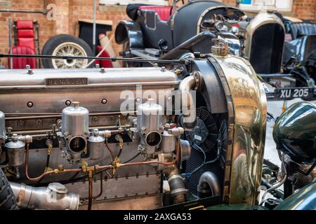 Vintage bentley moteur dans un atelier de restauration au Bicester Heritage Center événement de brouille dimanche. Bicester, Oxfordshire, Angleterre Banque D'Images