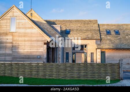 Après-midi hiver soleil sur une maison à Bledington, Cotswolds, Gloucestershire, Angleterre Banque D'Images