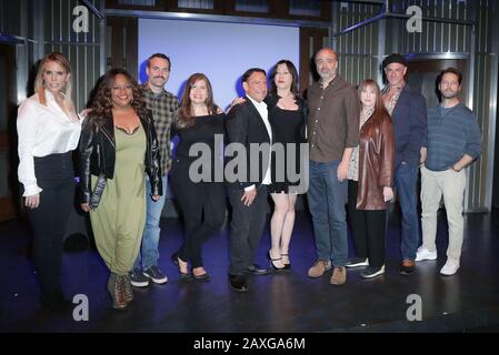 Cheryl Hines, Sherri Shepherd, Welle forte, Dayle Reyfel, Eugene Pack, Jennifer Tilly, Scott Adsit, Laraine Newman, Christopher Meloni, Jason Priestley pose comme le casting de Broadway sensation 'Celebrity Autobiography' tenu au Groundlings Theatre le 11 février 2020 à Los Angeles, CA, USA (photo de Parisa Afsahi/USA) Banque D'Images