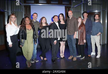 Cheryl Hines, Sherri Shepherd, Welle forte, Dayle Reyfel, Eugene Pack, Jennifer Tilly, Scott Adsit, Laraine Newman, Christopher Meloni, Jason Priestley pose comme le casting de Broadway sensation 'Celebrity Autobiography' tenu au Groundlings Theatre le 11 février 2020 à Los Angeles, CA, USA (photo de Parisa Afsahi/USA) Banque D'Images