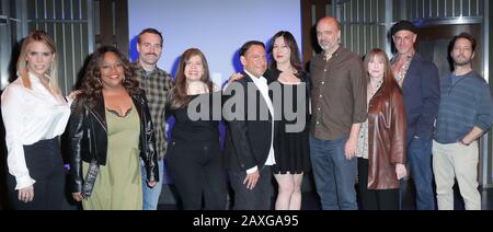 Cheryl Hines, Sherri Shepherd, Welle forte, Dayle Reyfel, Eugene Pack, Jennifer Tilly, Scott Adsit, Laraine Newman, Christopher Meloni, Jason Priestley pose comme le casting de Broadway sensation 'Celebrity Autobiography' tenu au Groundlings Theatre le 11 février 2020 à Los Angeles, CA, USA (photo de Parisa Afsahi/USA) Banque D'Images