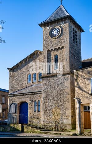 Tour de l'horloge bâtiment le matin hiver lumière du soleil à Stow sur le Wold, Cotswolds, Gloucestershire, Angleterre Banque D'Images