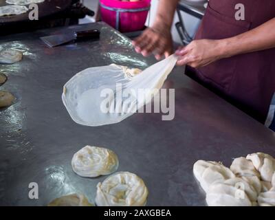 Décisions, roti roti roti farine par thresh bouilloire avec de l'huile. L'alimentation de rue traditionnelle indienne. Faire part rcif. Banque D'Images