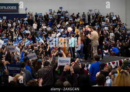 Manchester, États-Unis. 11 février 2020. Candidat démocrate à la présidence pour 2020, le sénateur du Vermont Bernie Sanders (C) s'adresse à la foule tout en étant entouré par la famille lors de son premier rassemblement de nuit à l'université du sud du New Hampshire à Manchester, dans le New Hampshire, le mardi 11 février 2020. Sanders a remporté le premier dans le primaire de nation avec Pete Buttigieg prenant le deuxième. Photo de Matthew Healey/UPI crédit: UPI/Alay Live News Banque D'Images