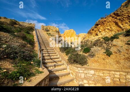 Des marches escarpées vous permettant d'explorer les grottes marines et l'océan à Ponta da Piedade, en Algarve, au Portugal Banque D'Images