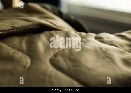 Couverture thermique beige militaire en tissu gros plan Banque D'Images