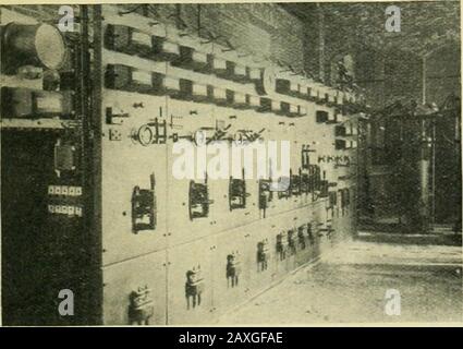 Actualités et ingénierie électriques . kdown. La section =top log de l'autre côté du déversoir est fournie pour laisser l'eau s'il monte à une hauteur dangereuse pendant le temps de crue. Le Penstock. Le penstock est de tôle d'acier 9 pieds 6 pouces en diamètretransportant l'eau du thimble dans le barrage, en descendant le cours d'eau 650 pieds à la section de distribution dans la centrale électrique. Thepenstock est porté sur des colonnes de béton armé de variinghauteurs espacées de 16 pieds, et convenablement ancrée à différents points. A l'extrémité de la penstock il y a un grand tube standard en acier. Il est de 16 pieds de diamètre Banque D'Images