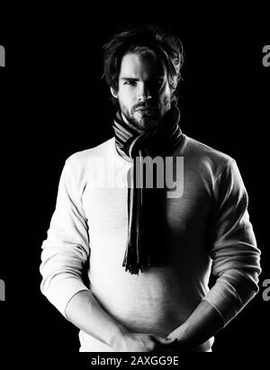 Macho barbu avec foulard rayé attaché regardant en toute confiance, isolé sur fond noir. Concept de style et d'autosurougeur Banque D'Images