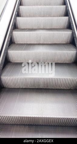 le seul moyen est de monter. vue de face. escalier roulant dans la station de métro. Monter l'escalier roulant. Banque D'Images