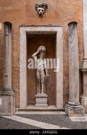 Statue de Pan, Satyr della Valle, un dieu grec de la campagne et de la nature. Il se trouve dans une cour intérieure du musée Capitolin de Rome, en Italie. C'est Banque D'Images