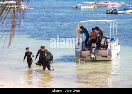 Panglao, Bohol, Philippines - 27 janvier 2020: Les plongeurs se décolent du bateau à la plage après la séance d'entraînement de plongée Banque D'Images