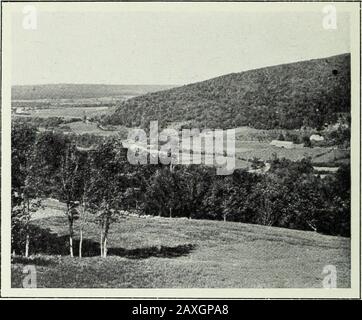 Le Canada . &lt;i Paysage A Whycocomagh (Nouvelle-Ecosse) LES PROVINCES I LA NOUVELLE ECOSSE (NOUVELLE-ÉCOSSE) Superficie : 55.496 kilomètres de carres. — population : 523.837 habitants. — Villesimportantes : Halifax, Sydney, Glace Bay, Amherst, New Glasgow, Sydneymines, Truro, Pictou, Windsor. — Ressources principales : produits agricoles,industrie laitière, élévation, fruits, forets, industries forestières, pecheries, raffai-neries, mines de charbon, acieries. La Nouvelle-Ecosse fut découpler par les Francais quilui avaient donne le nom dAcadie. Le roi James Ier la bapti-voir salle de bains « Nouvelle-Ecosse Banque D'Images