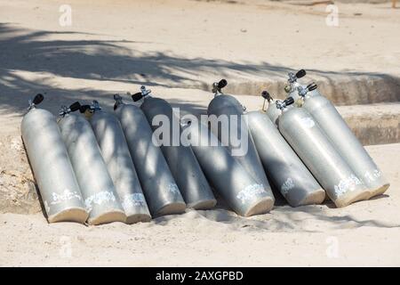 Panglao, Bohol, Philippines - 26 janvier 2020: De nombreux réservoirs d'oxygène d'air de plongée sous-marine bouteilles à la plage Banque D'Images