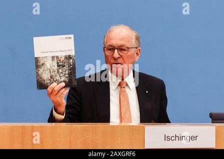 Pékin, Allemagne. 10 février 2020. Président de la Conférence de Munich sur la sécurité (MSC) Wolfgang Ischinger détient une copie du rapport de Munich sur la sécurité lors d'une conférence de presse à Berlin, en Allemagne, le 10 février 2020. Crédit: Ren Ke/Xinhua/Alay Live News Banque D'Images