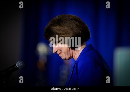 Concord, États-Unis. 11 février 2020. Amy Klobuchar célèbre avec ses partisans à Concord après une forte troisième place dans le New Hampshire Primary. Crédit: Sopa Images Limited/Alay Live News Banque D'Images