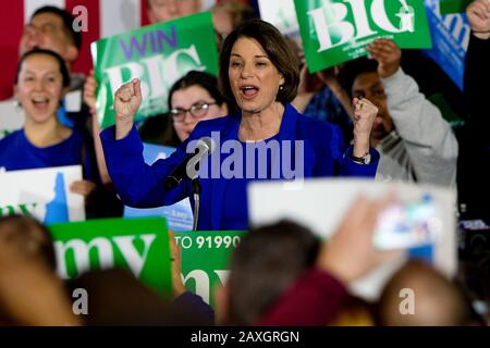 Concord, États-Unis. 11 février 2020. Amy Klobuchar célèbre avec ses partisans à Concord après une forte troisième place dans le New Hampshire Primary. Crédit: Sopa Images Limited/Alay Live News Banque D'Images