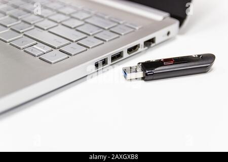 Mémoire flash avec ordinateur portable pour conncet au port USB pour ordinateur portable plug-in et de transfert backup business Banque D'Images