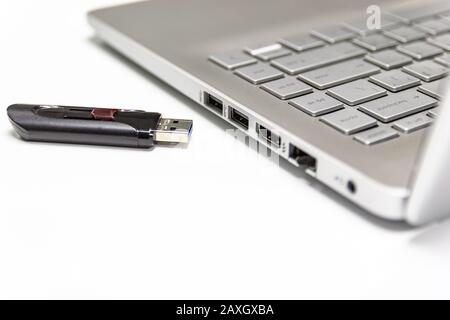 Mémoire flash avec ordinateur portable pour conncet au port USB pour ordinateur portable plug-in et de transfert backup business Banque D'Images