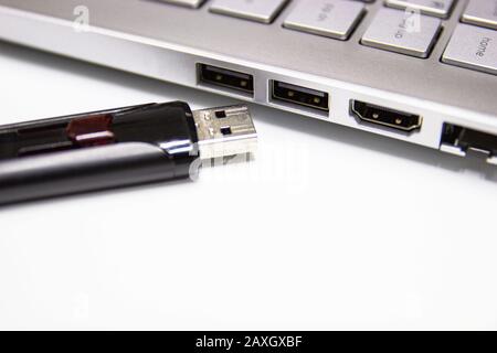 Mémoire flash avec ordinateur portable pour conncet au port USB pour ordinateur portable plug-in et de transfert backup business Banque D'Images