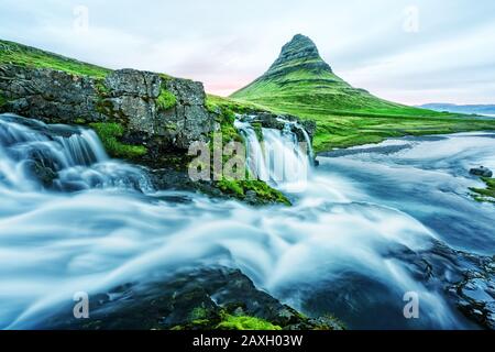 Paysage incroyable avec cascade de Kirkjufellsfoss et montagne de Kirkjufell, Islande, Europe. Banque D'Images