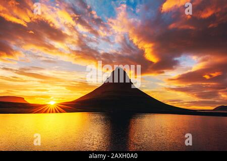 Paysage incroyable avec la montagne de Kirkjufell et le ciel de coucher de soleil coloré sur la péninsule de Snaefellsnes près, Islande. Banque D'Images