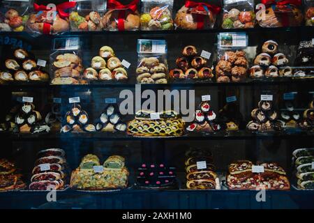 Bonbons et desserts italiens, typiques de la Sicile et de la Toscane, Italie. Photo du guide alimentaire comprenant cannoli, cantucci, biscotti et autres cookies Banque D'Images