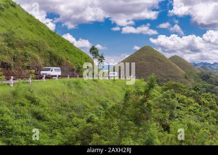 Bohol, Philippines - 27 janvier 2020: Route avec des voitures aux collines de chocolat Banque D'Images