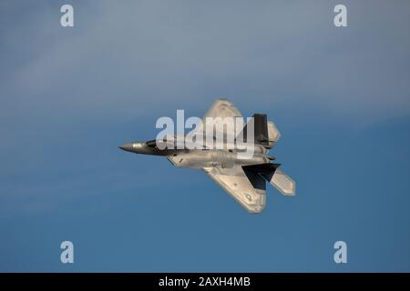 Hillsboro, Oregon États-Unis - 21 septembre 2014 : un Air Force F-22 Raptor américain effectue une démonstration lors d'un spectacle aérien. Plan gris contre un ciel bleu profond Banque D'Images