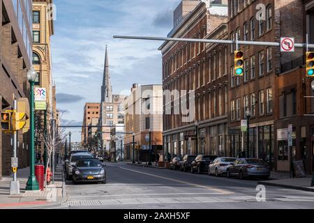 Syracuse, NEW YORK - 05 FÉVRIER 2020 : vue sur la rue de Clinton St et Fayette St avec la rue Saint Paul Syracuse, l'église épiscopale du centre-ville dans l'arrière-gro Banque D'Images