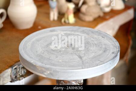 La roue du potier vide. Un cercle vide, où le pot moule le produit. Potter studio créatif. Assistant en milieu de travail poterie Crock Banque D'Images