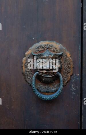 Poignée de porte traditionnelle chinoise sur porte en bois Banque D'Images